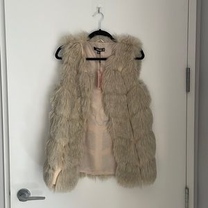 MISSGUIDED FAUX FUR VEST